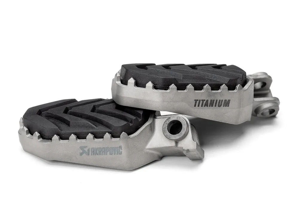 SET PEDANE TITANIO AKRAPOVIC KTM 1390 SUPER ADVENTURE 2015-2025- Economico